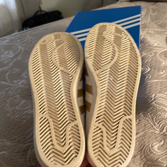 Men’s adidas superstar J white/gold tennis shoe size 7 - Picture 7 of 8